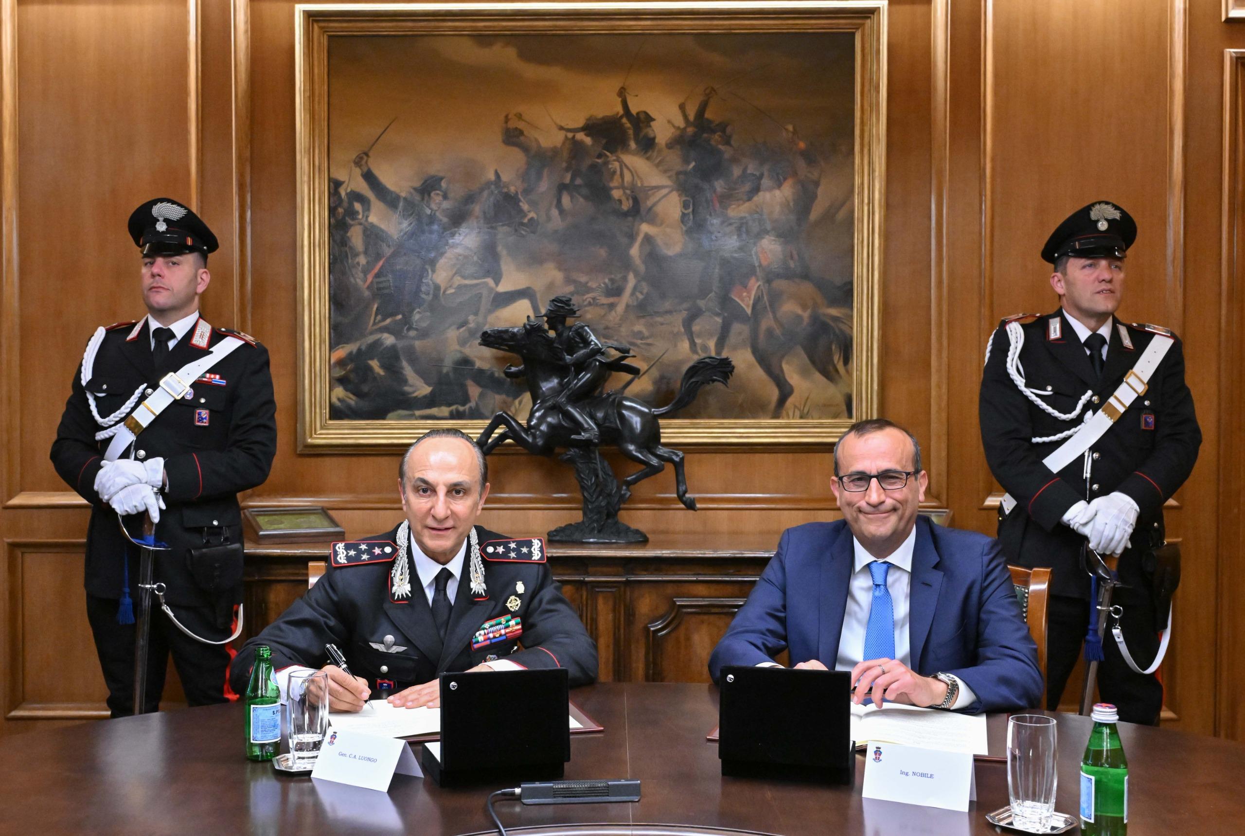 Foto del Comandante Generale, Gen. C.A. Salvatore Luongo e del Direttore Generale di AgID, Ing. Mario Nobile, mentre firmano il protocollo d'intesa.