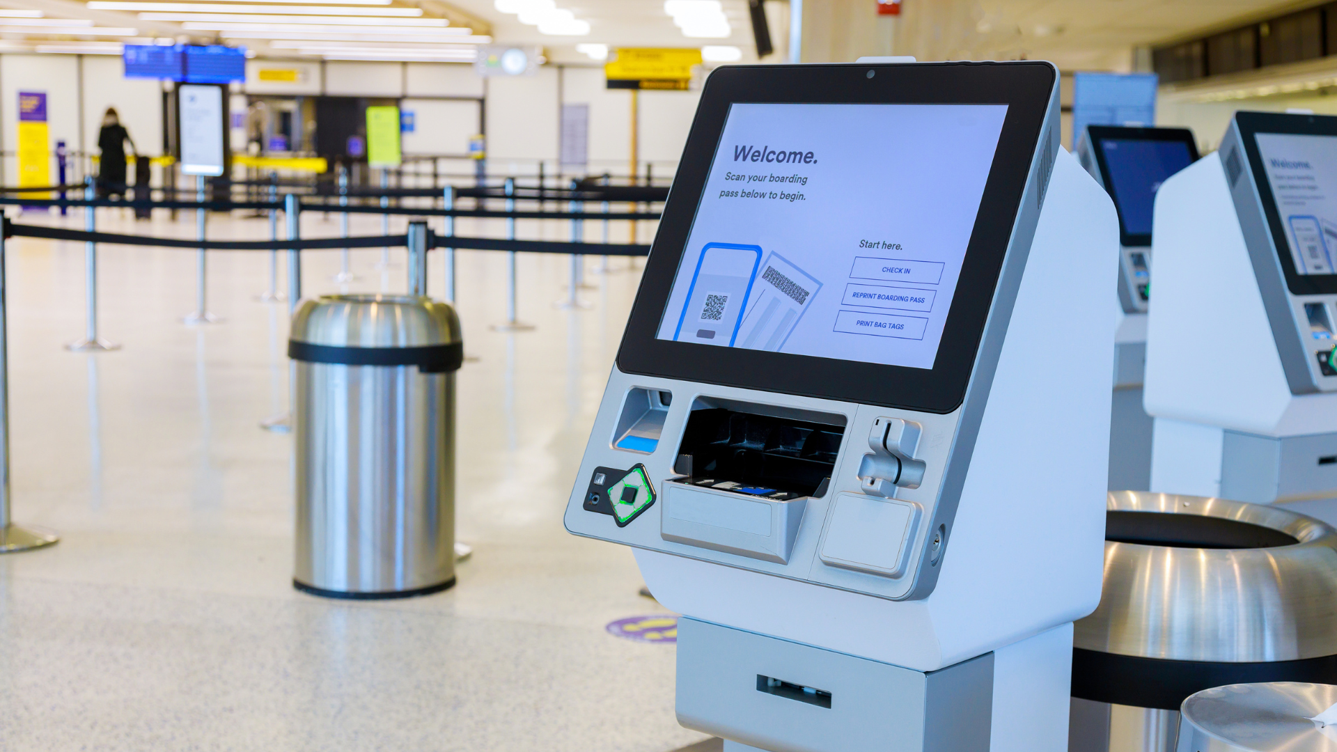 Immagine generica di una biglietteria digitale automatica in aeroporto
