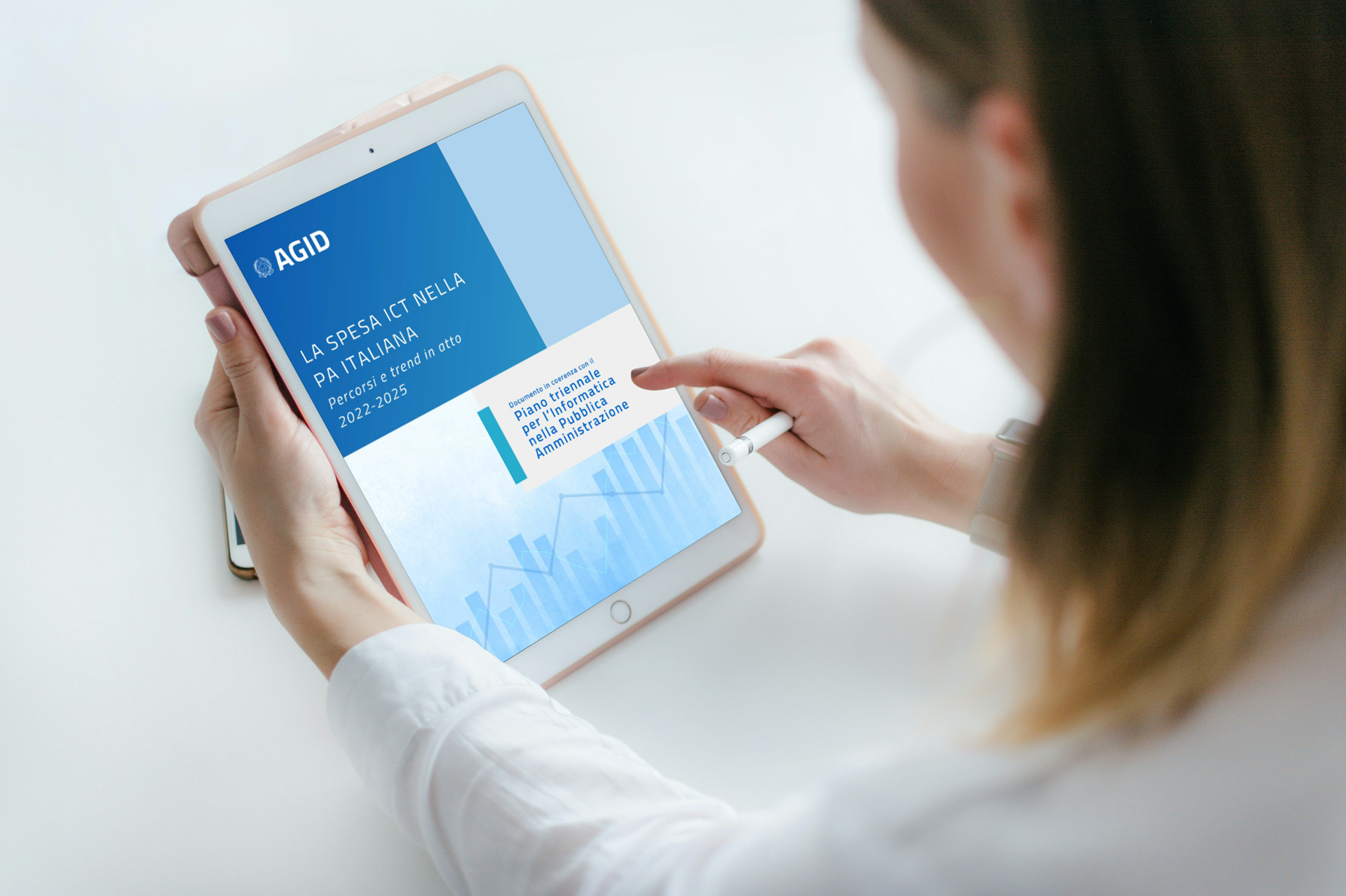 Una donna visualizza su un tablet la copertina del report