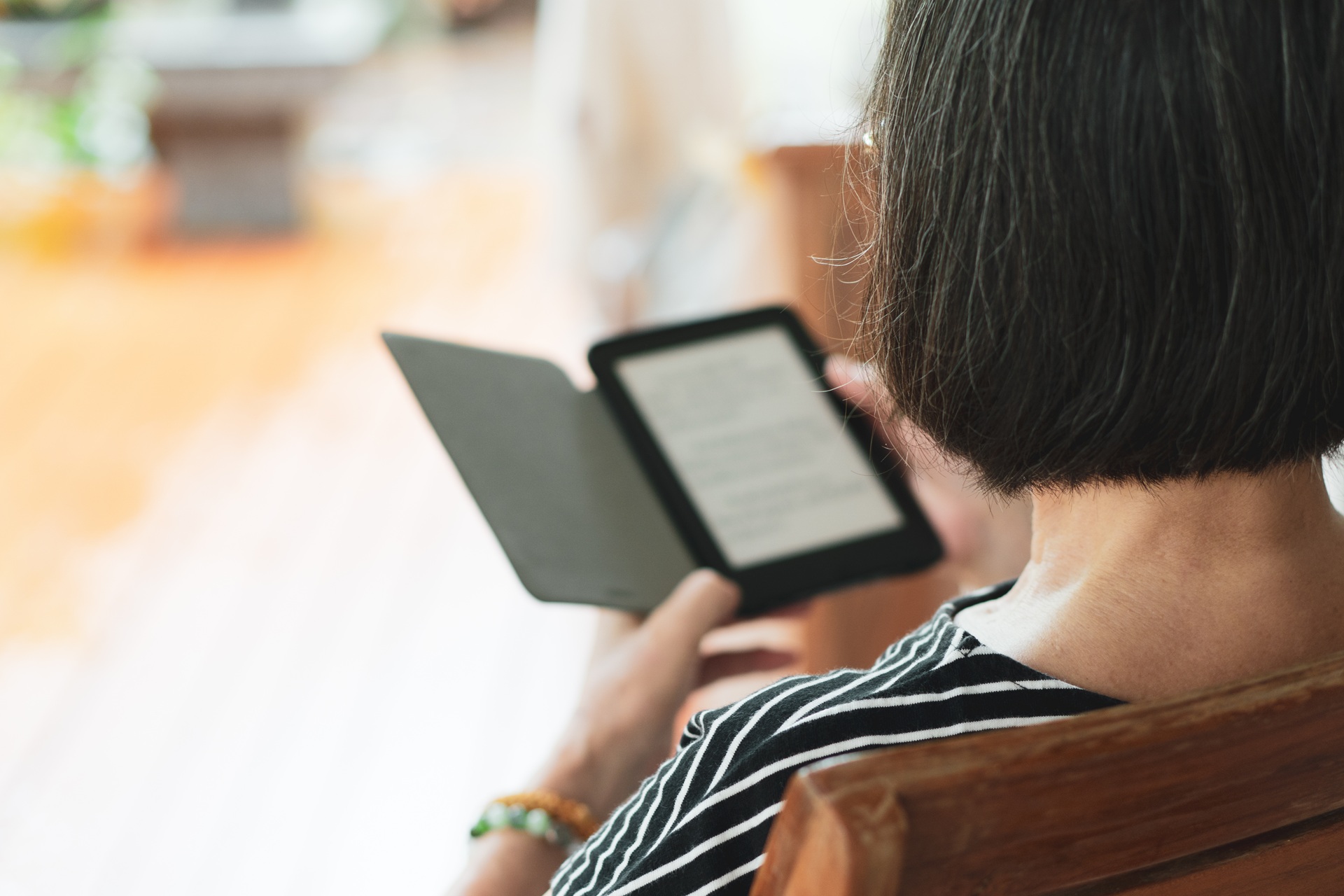 Immagine generica di una persona che legge un libro su un e-reader