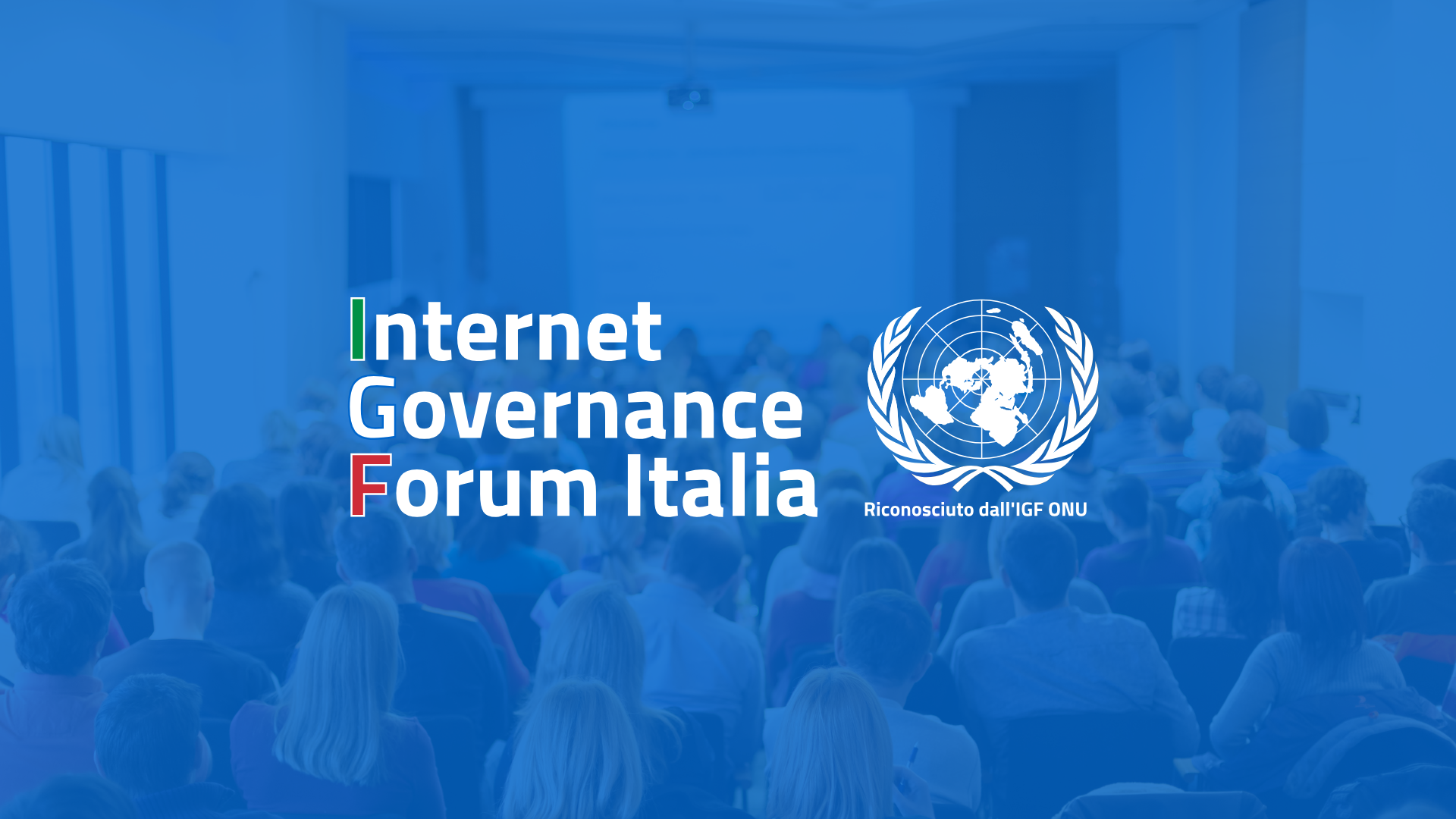 Immagine di un'assemblea sullo sfondo e in primo piano il logo di Internet Governance Italia