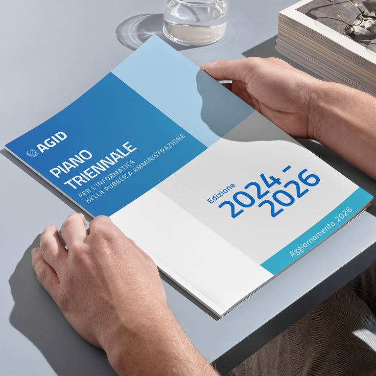 La foto mostra le mani di una persona che sta sfogliando il Piano Triennale