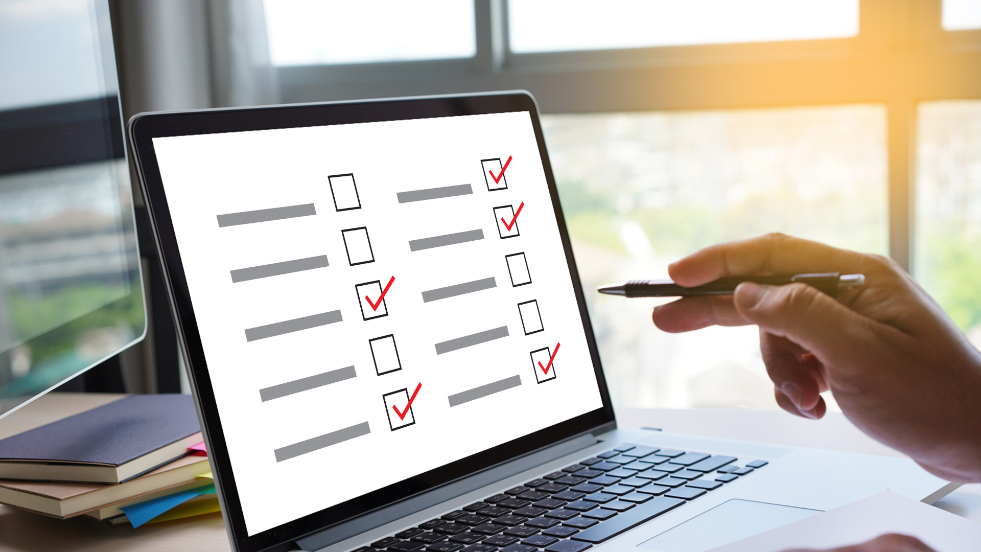 Immagine generica di un computer con all'interno un questionario da compilare