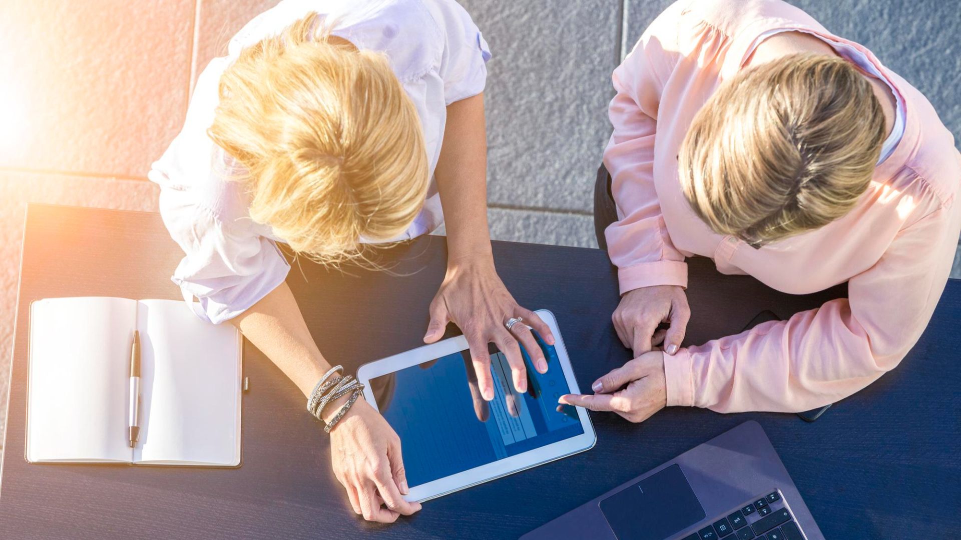 Donne che lavorano insieme con tablet e pc