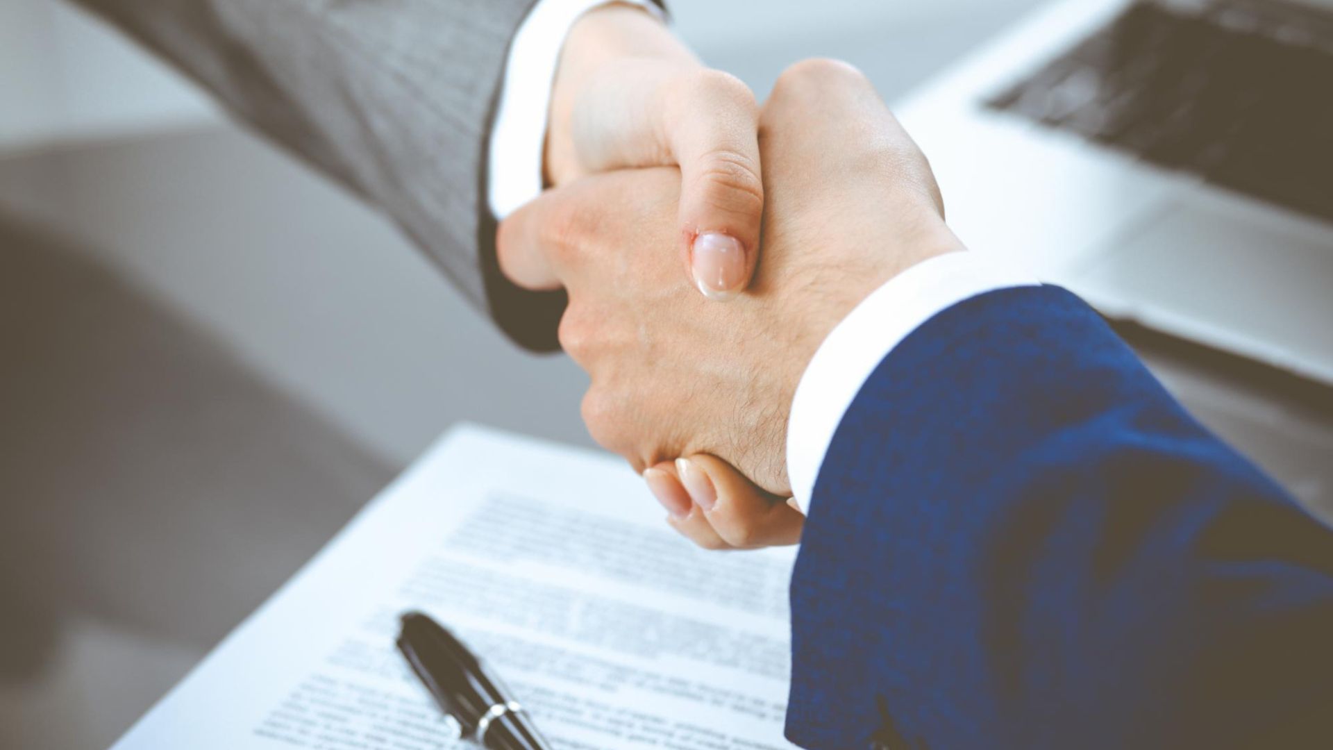 Mani che si stringono 