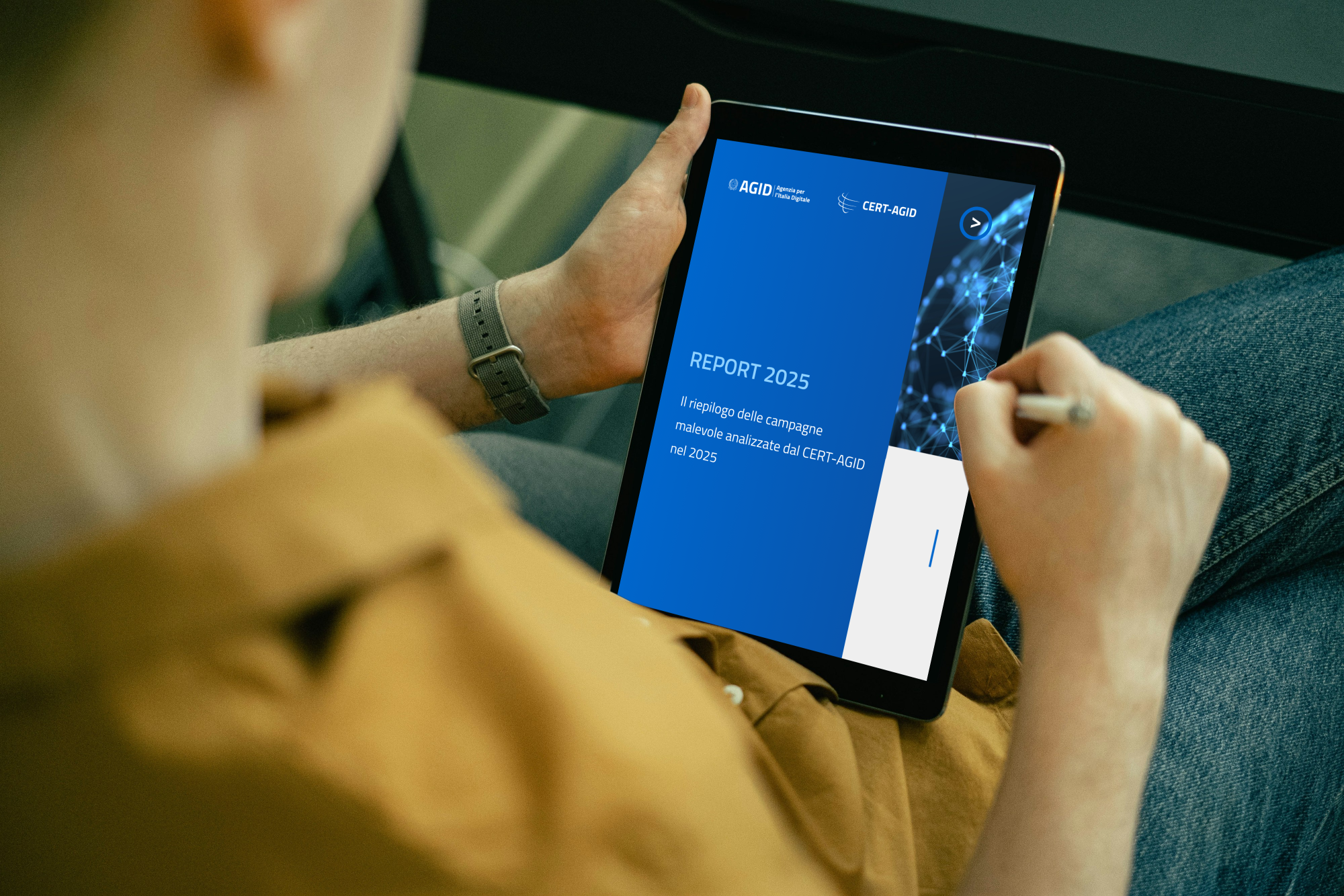 immagine generica di utente che legge il report su tablet in verticale