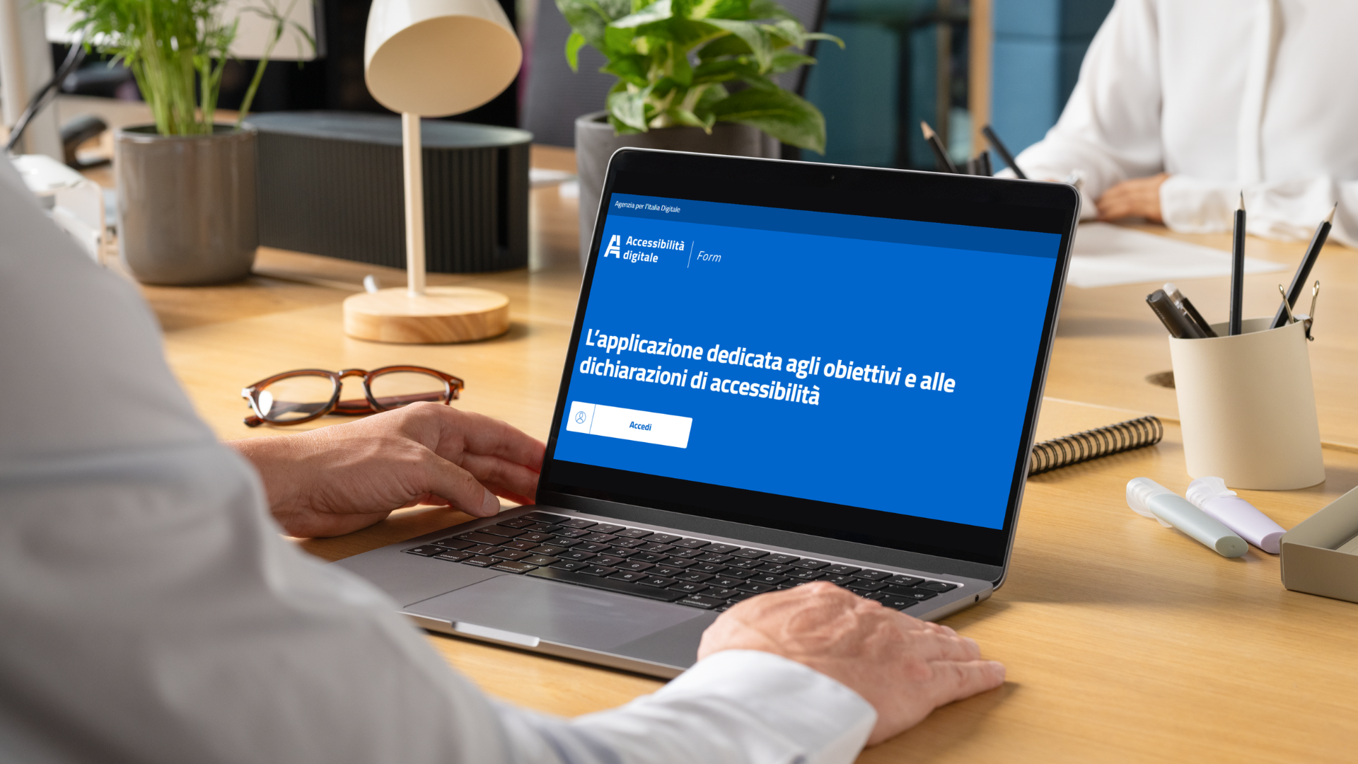 Immagine generica di una persona al computer che sta consultando il Form AgID