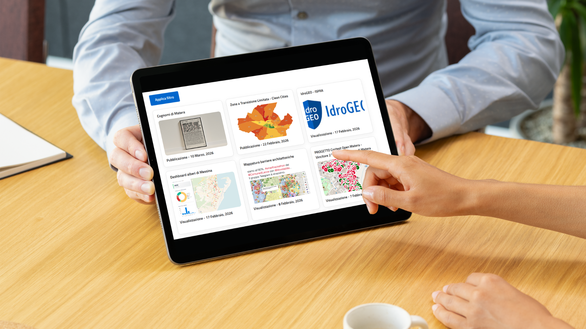 L'immagine mostra la nuova sezione del sito Dati.gov.it all'interno di un tablet