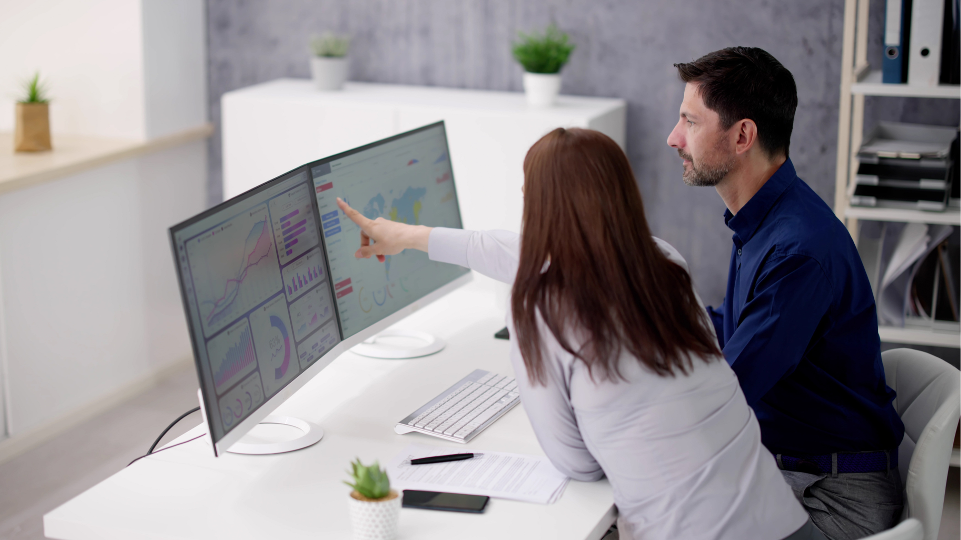 Immagine generica di due persone che osservano dei dati su un pc