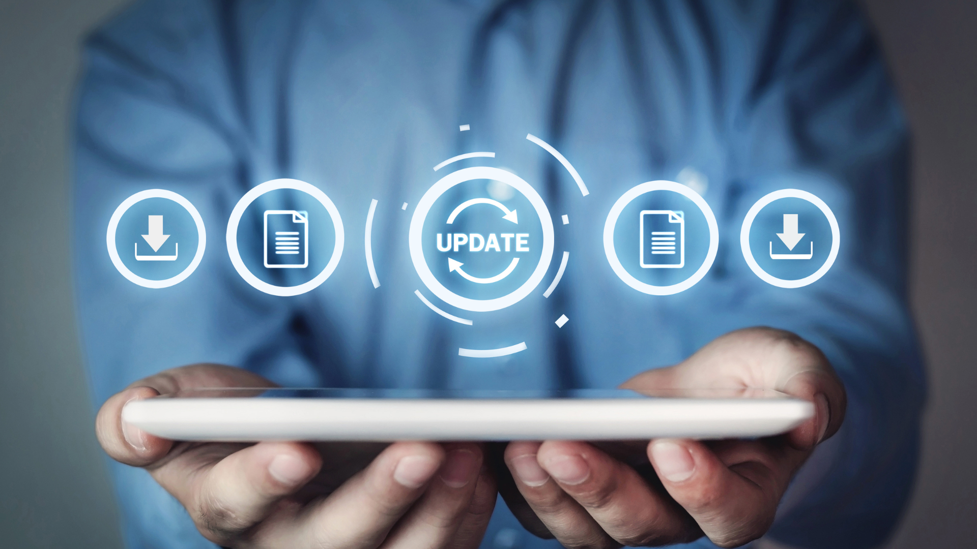 Immagine generica di una persona che tiene in mano un tablet con degli ologrammi riportanti alcune icone