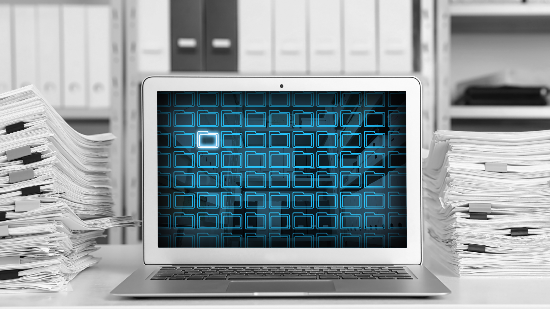 Immagine generica di un computer con al suo interno delle cartelle digitali